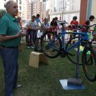 Un momento del taller de reparación de bicis celebrado en Ponferrada.
