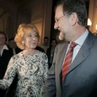 La presidenta de la Comunidad de Madrid, Esperanza Aguirre, conversa con Mariano Rajoy