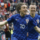 Luka Modric e Ivan Perisic celebran el gol que anotó el primero y que sirvió al combinado croata para llevarse los tres puntos en liza.