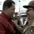 Fidel Castro posa en el hospital con un especial del sábado del diario oficial «Juventud Rebelde»