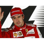 Alonso, en el podio, después de acabar segundo la carrera.