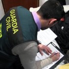 Un agente de la Guardia Civil en pleno trabajo.