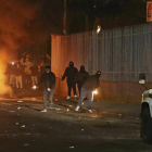Enfrentamientos entre manifestantes y policía en Londonderry (Irlanda del Norte).