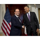 Hollande y Obama se dan la mano durante la visita a Monticello, este lunes.