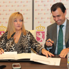 Isabel Carrasco y Fernando Martínez Maíllo en el transcurso del acto de firma del convenio.