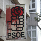 El logo del PSOE en la fachada de la sede, pintado de rojo. L. DE LA MATA