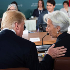 El presidente de EE UU, Donald Trump, conversa con la directora del FMI, Christine Lagarde. ERIC BOLTE