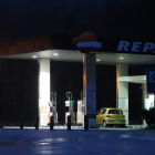 La gasolinera de Páramo del Sil, ubicada en la CL-631, en una imagen de anoche.