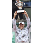 Garbiñe levanta el trofeo de campeona en la tierra gala. P. PERUSSEAU