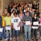La presidenta con los participantes en los cursos de cualificación.