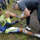 Alberto Contador es atendido por un médico del Tour tras sufrir una caída en la 10ª etapa.