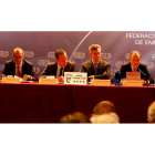 Amilivia y Cepedano presidieron la mesa de la asamblea de la Fele celebrada ayer por la noche en el Hotel Conde Luna. MARCIANO PÉREZ