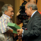 Una víctima del atentado en Hipercor recibe la encomienda de manos del ministro del Interior.