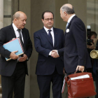 Hollande habla con sus ministros de Defensa y Exteriores, Jean-Yves Le Drian y Laurent Fabius.