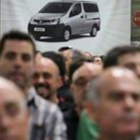 Trabajadores de la fábrica de Nissan de Barcelona en la presentación del modelo NV200 eléctrico.