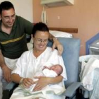 Victoria y José Manuel posan con la pequeña Carmen, ayer, en Sevilla