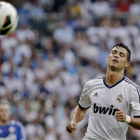 El delantero portugués del Real Madrid, Cristiano Ronaldo, no llega a la pelota durante el partido frente al Valencia.