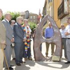 El alcalde, Emilio Redondo, a la derecha, inaugura el monolito a los donantes.