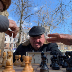 Andriy, Vladimir y Anatoliy juegan al ajedrez en un parque de Odesa. ISAAC J. MARTÍN