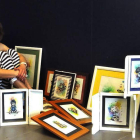 La artista leonesa Eva del Riego posa con algunas de sus obras.