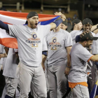 Carlos Correa (c-i) de los Astros de Houston celebra el triunfo de su equipo.