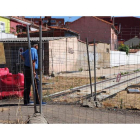 Frente de obra paralizado del ferrocarril de vía estrecha a su entrada a la capital leonesa. JAVIER SUÁREZ-QUIÑONES