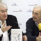 Juan Gelman junto a Antonio Gamoneda durante la rueda de prensa que han ofrecido con motivo de la entrega del Premio Leteo.
