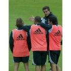 Queiroz se dirige a Salgado, Ronaldo y Figo durante un entrenamiento