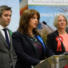 Trudy Harrison (centro) comparece tras su victoria en las elecciones en Copeland, rodeado por el candidato del Partido Verde (izquierda) y la laborista Gillian Troughton, en Whitehaven (Inglaterra), el 24 de febrero.
