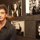 Vega ante sus retratos, colgados en las paredes del Hotel Quindós.
