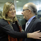 Pilar del Olmo, ayer, saluda al ministro Montoro.