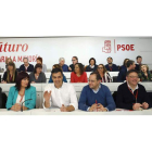 Pedro Sánchez (en el centro), y los miembros de su Ejecutiva durante la reunión del Comité Federal de ayer.
