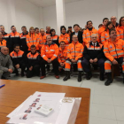 Samuel Folgueral y Aníbal Merayo posando entre los integrantes de la agrupación local de Protección Civil.