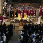 El arzobispo de Ruan  Dominique Lebrun  c  al fondo   pronuncia unas palabras durante el funeral del sacerdote Jacques Hamel en la catedral de Ruan  Francia