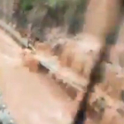 Captura del vídeo del día anterior al accidente en que se ve como el agua inunda parte de la vía y arrastra tierra.