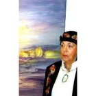 Gloria Arcahud posa delante de una de sus obras