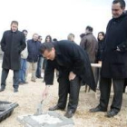 Amilivia coloca la primera piedra del proyecto acompañado por Saurina