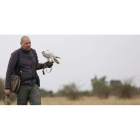 Uno de los quince participantes con su halcón en el campo de vuelo. FERNANDO OTERO