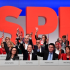 Miembros de la dirección del SPD votan, junto a los demás delegados, a favor de negociar con Merkel.