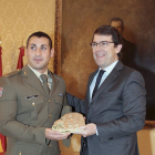 Juan José Iglesias y Alfonso Fernández Mañueco, ayer, en el Ayuntamiento de Salamanca.