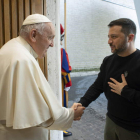 El papa Francisco recibe al presidente de Ucrania, Volodimir Zelenski ayer, en el Vaticano VATICAN MEDIA