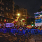 Imagen de la manifestación de ayer frente a la sede del PSOE en Ferraz. JAVIER LIZÓN