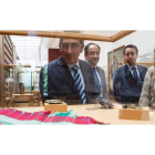 El vicepresidente primero de las Cortes, Fernando Rodríguez Porres, en la exposición, acompañado por el director del Museo Numantino Elí­as Teres, entre otros.