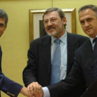 Angel María Villar, Jaime Lissavetzky y José Luis Astiazarán se estrechan la mano tras el acuerdo