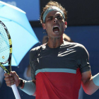 Nadal reacciona ante el búlgaro Grigor Dimitrov durante el partido de cuartos de final del Abierto de Australia.