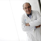 El doctor Román Santamaría,jefe de la Unidad Mamaria delHospital Clínico de Madrid.