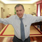 Juan José Mateos, consejero de Educación, a las puertas de su despacho en la Junta.