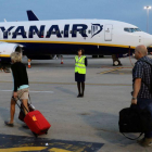 Pasajeros se dirijen a un avión de la compañia Ryanair en un aeropuerto de Londres.