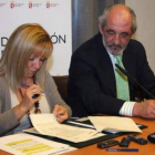 Isabel Carrasco y Santos Llamas durante la firma del convenio de colaboración