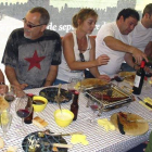 Álex Angulo, a la izquierda, junto al resto del equipo durante el descanso para comer en el rodaje de "Bendita Calamidad" que dirige Gaizka Urresti.